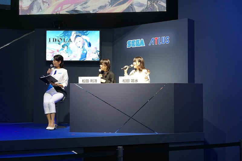 『イドラ』公認応援団の双子声優、松田利冴さん（写真左）と松田颯水さん（同右）も出演。ロウとカオスを表現するように、白と黒の衣装で登場した
