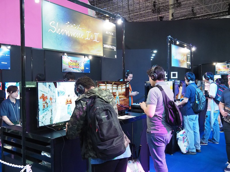 セガゲームスのブースにある『シェンムー I＆II』の試遊台。後のさまざまな作品にどれだけの影響を与えたか、その偉大さを体験せよ