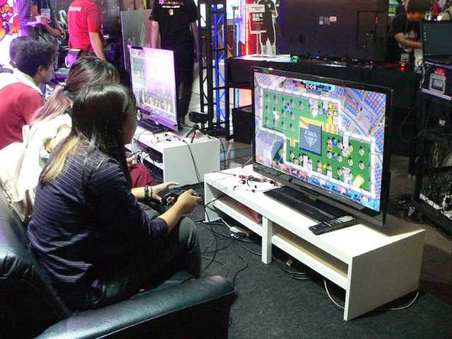 2人で並んで ソファに座りながら遊べる試 日経クロストレンド 2人で並んで ソファに座りながら遊べる試 日経クロストレンド