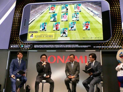 新システム「PLAYERS OF THE WEEK」の解説をするKONAMIの堀内氏（左から2人目）。モバイル版によるeスポーツの実施も併せて発表した