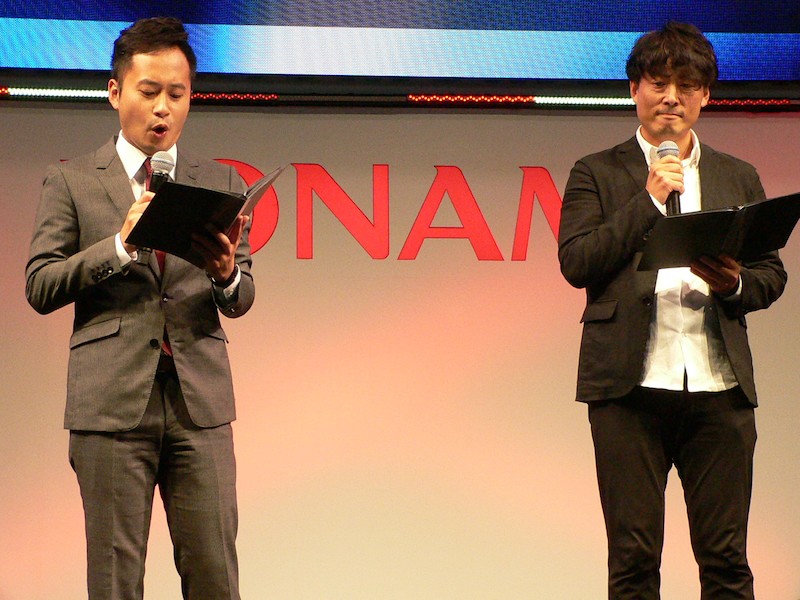 司会進行役は、「パワプロ」シリーズの実況役でもある清水久嗣アナ（左）と、KONAMIの谷渕エグゼクティブディレクター（右）