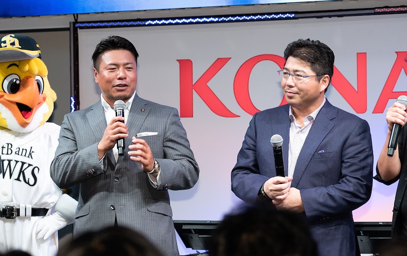 大会のゲストは、東京ヤクルトスワローズで活躍した真中満さん（写真右）と岩村明憲さん（写真左）。真中さんはeBASEBALLについて「一つの野球として、野球界が盛り上がるといい」と語っていた。また、岩村さんは「ゲームで野球を学ぶことで、野球人口のさらなる拡大」を期待していた