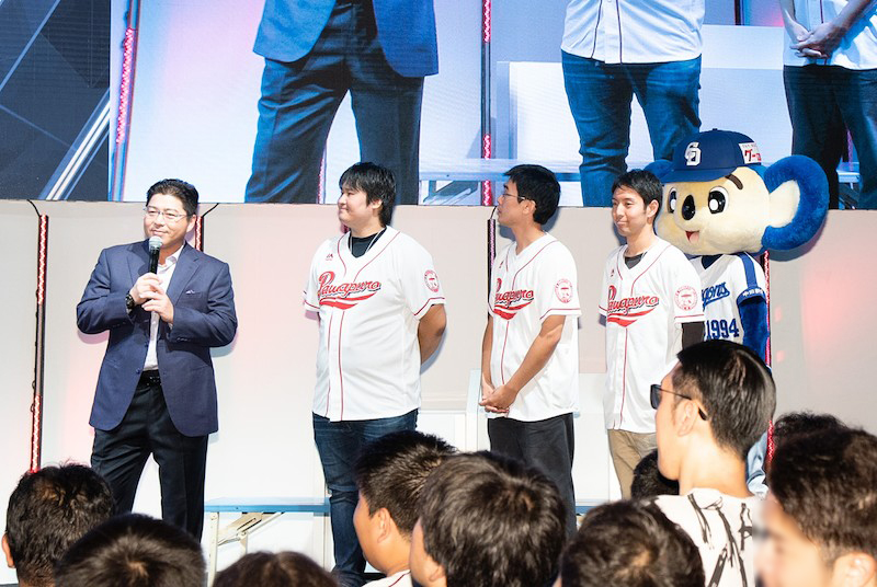 東日本予選を勝ち抜いた選手で構成された「オールイーストチーム」。左から、監督の真中さん、イッキー選手、じゃむ～選手、マエピー選手、応援マスコットのドアラ