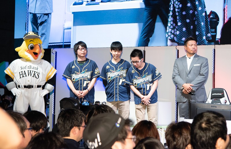 西日本予選を勝ち抜いた選手で構成された「オールウェストチーム」。右から監督の岩村さん、さんらいく選手、てぃーの選手、たいじ選手、応援マスコットのハリーホーク