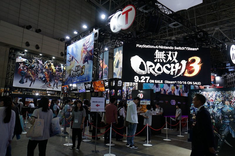 メインステージの左手にある『無双OROCHI3』の試遊コーナー。人気シリーズの最新作とあって待機列ができているが、試遊台が30台あるので比較的に回転は速い