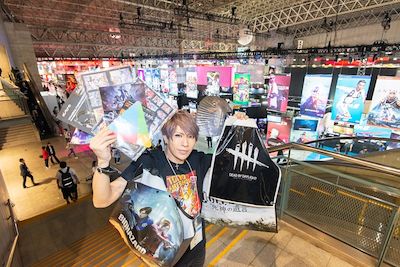 本日の戦利品を手に大満足の歌広場さん