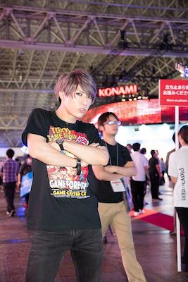 お祭り感満載の東京ゲームショウを存分に堪能した歌広場さんでした！（後ろの人とのシンクロ率も高い！）