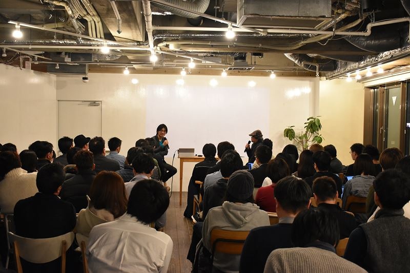 東京・渋谷のFabCafeで開催されたトークイベントの模様。左がCerevo 代表取締役の岩佐琢磨氏で、右がジャーナリストの西田宗千佳氏