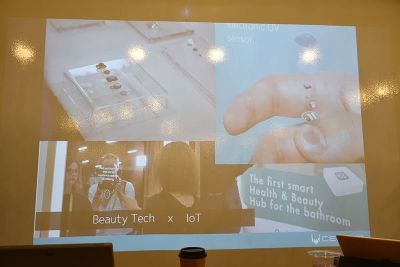 ビューティーテック：「異常にスマートミラーが多かったですね。ネイルの中に回路やバッテリーを入れてUV（紫外線）にどれだけさらされたかを可視化できる製品がありました」（岩佐氏）