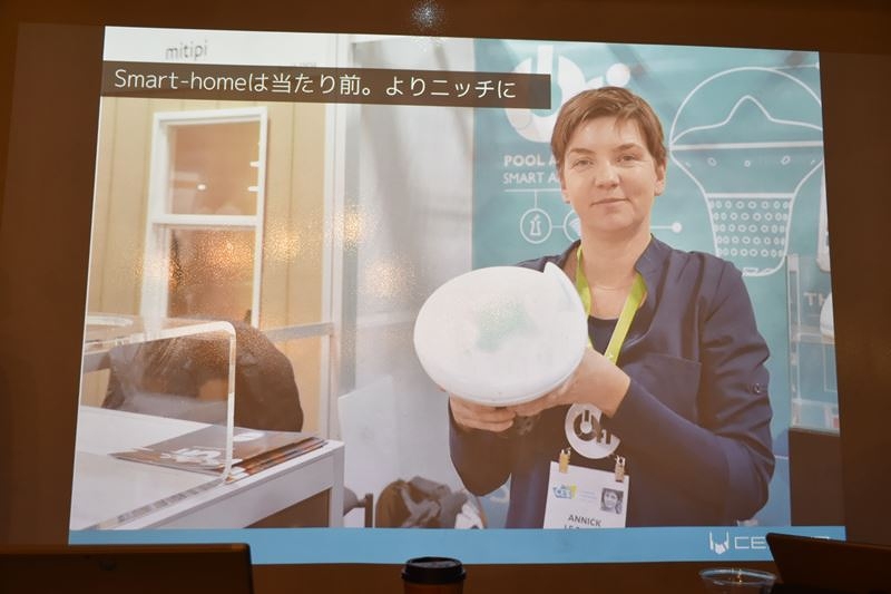 スマートホーム：「スマートロックは当たり前で、よりニッチな製品が多かったです。写真はパリのスタートアップの製品で、自宅のプールに浮かべておいて、キラキラ光るLEDの下に水質管理センサーを搭載する製品です」（岩佐氏）