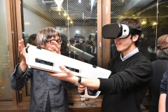 VR（仮想現実）用の触感フィードバックを実現する「Taclim」の新バージョンも実演し、来場者が体験していた