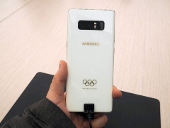 五輪参加選手に提供されている「Galaxy Note8 PyeongChang 2018 Olympic Games Limited Edition」。背面に五輪ロゴがあしらわれた非売品だ