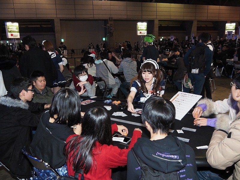 国内最大級のゲームの祭典として開催された「闘会議2018」。広い会場内には写真の「アナログゲームエリア」のほか、物販コーナーをはじめ、さまざまなエリアやステージが設えられ、来場者を楽しませていた