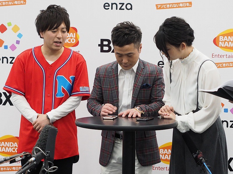 発表会のゲストだったカラテカの入江慎也さんと鈴木咲さんもゲームを体験した