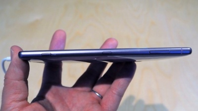 Xperia XZ2の側面。最も厚い部分は11.1mmあり、実際に手に取ってみても最近のスマートフォンとしてはかなり厚いという印象だ