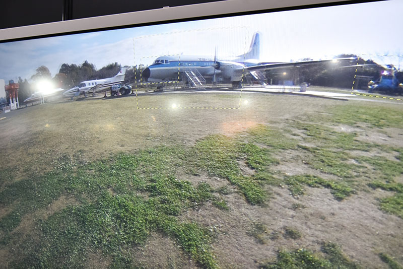 リコーの全天球カメラ「THETA S」で撮影した全天球写真。前方の航空機やヘリコプターの部分に黄色い点線の枠があり、その部分にデジタル一眼で撮影した写真が組み込まれている