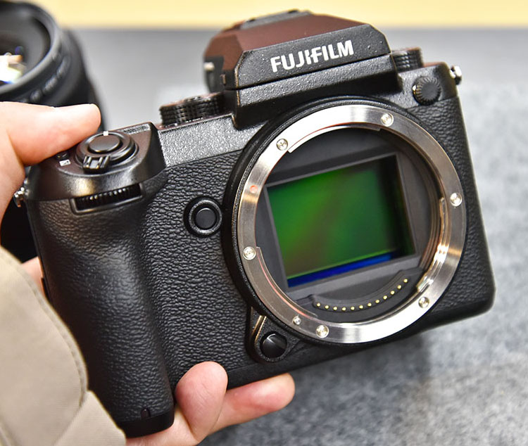 富士フイルムの中判ミラーレス一眼「GFX 50S」。2月28日に販売が始まった