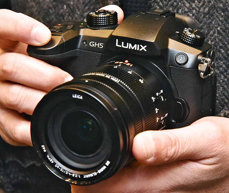 パナソニックのミラーレス一眼「LUMIX GH5」。発売は3月23日で、これから大阪と名古屋で体験イベントが開かれる