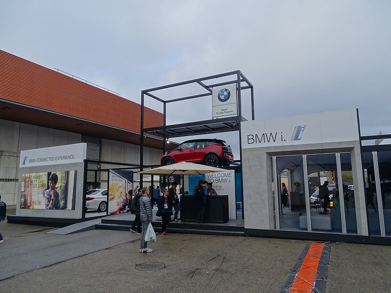 MWCの会場野外にBMWがブースを出展