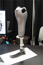 BionicMの最新プロトタイプ。デザインとコストを考慮して実用化に近づける計画。Interactive Innovation Awardsの学生部門で最優秀賞を受賞した後、ステージに登壇して感想を述べるチームリーダーの孫 小軍氏