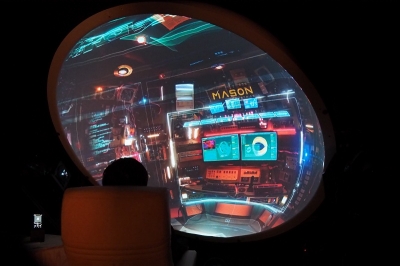 ソニーがSXSWで初めて展示したVRゴーグルを使わないタイプのVR（仮想現実）体験システム。小さいドーム型スクリーンにVR映像を投影し、利用者は椅子に座った状態で視聴する。椅子の動きに合わせて、VR映像も動く。リラックスした状態でVR映像が楽しめるという
