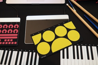 Interactive Innovation Awardsで「BEST OF SHOW」に選出されたSensel社の「The Sensel Morph」。ラバー製のカバーを交換するだけで、PCやタブレットに接続したデバイスがキーボードになったり、ピアノになったりする
