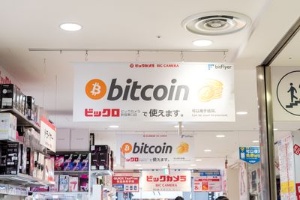 ビックロ ビックカメラ新宿東口店にはビットコイン決済が利用可能なことを示す垂れ幕が見られる（写真／シバタススム）