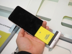 本体下部に専用のモジュールを装着して機能を拡張できるLGの「G5」。だが着脱の手間などから人気を獲得するには至らなかった