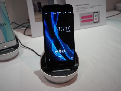 シャープが新スマートフォン「AQUOS R」の周辺機器として投入する「ロボクル」。利用者を認識して振り向くなど、エモパーをよりロボット的に活用できる