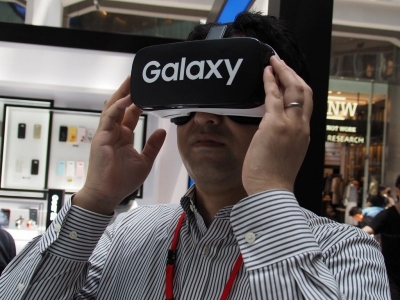 サムスンの「Gear VR」に代表される、スマートフォンを装着して利用するVRゴーグルは、スマートフォンと周辺機器との合体で新しい価値を生み出した好例といえる