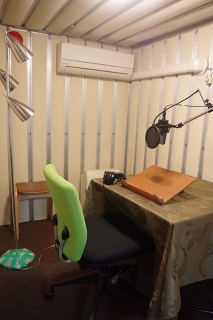 オトバンクは自社内に録音スタジオや編集部門を持っている。声優経験者などがディレクションを務める