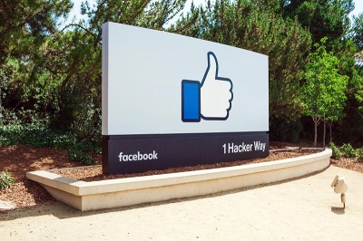 2004年にサービスを開始したフェイスブックは、大学生の声を取り入れて順次対象範囲を拡大した