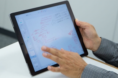 台本作成前、検討段階のメモ。アイデアなどが手書きでびっしりと書き込まれている