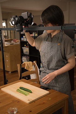 Kurashiruでは、カメラの液晶画面を見ながら調理、撮影していた