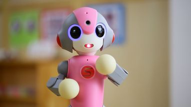 園児見守りロボット「MEEBO（みーぼ）」