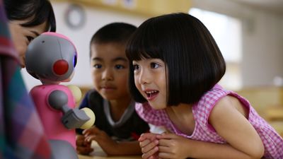みーぼは、園児の顔や表情を認識して自動で写真を撮ったり、音楽に合わせて子どもと一緒にダンスをするなど、先生をサポート。将来的に検温機能も搭載する予定