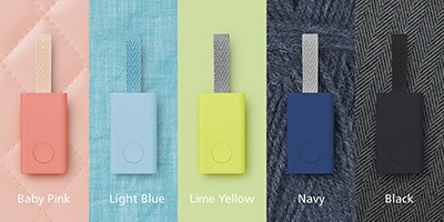 「Qrio Smart Tag」は5色のカラーバリエーションを用意する。左からベビーピンク、ライトブルー、ライムイエロー、ネイビー、ブラック