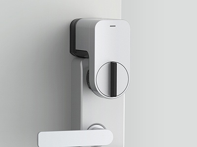 スマートロック「Qrio Smart Lock」は、玄関などのドアに取り付けて使用する電子キー