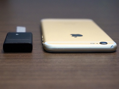 厚さは約8.5mm。iPhone 6s Plus（右）と比較してもかなり薄くできていることが分かる