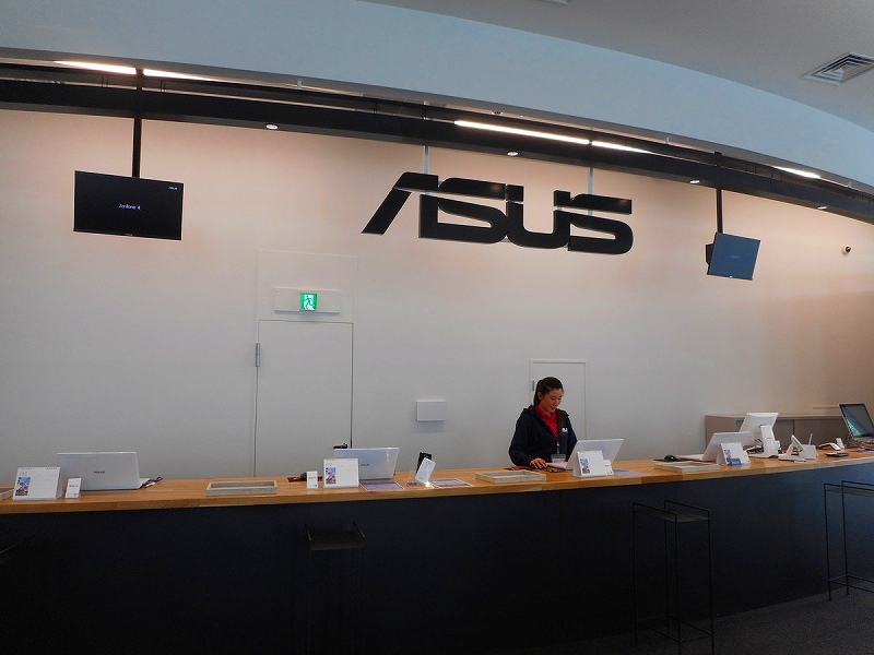 ASUS Store Akasaka店内の受付カウンター