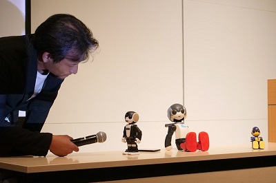 会場に持ち込まれたロボホンと高橋氏の掛け合いなど、ロボットのユニークなパフォーマンスに多くの来場者が魅了された