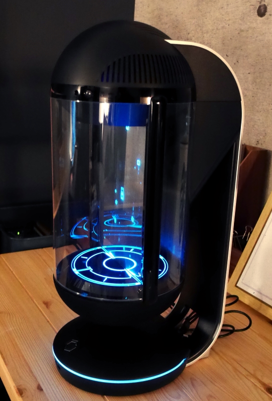 キャラクターが宙に浮いているような、未来感や浮遊感のあるデザインにこだわったという