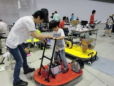 「バランスをとって」と乗り方を指導してくれる制作者の伊東嗣泰氏。開発の経緯や詳細は伊東氏の個人サイトから見られる。