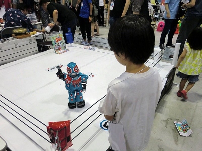 「手を上げて」という長男のリクエストに応えてくれたロボット。出展者は「ロボットプロレス『できんのか！』」