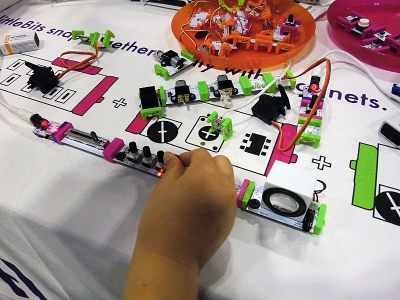 マグネット式のモジュールをつなげるだけで、誰でも簡単に電子工作を楽しめるオープンハードウェアのキット「littleBits」（リトルビッツ）。国内ではコルグが取り扱っている。アナログシンセや火星探査機が作れるキットなどがあった。長男はDJのように音を出したり絞ったりしながら遊んでいた