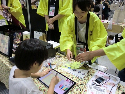 「ファブ女」のブースにて。デジタルと食の組み合わせは理系に明るくない人の興味も引きやすいだろう