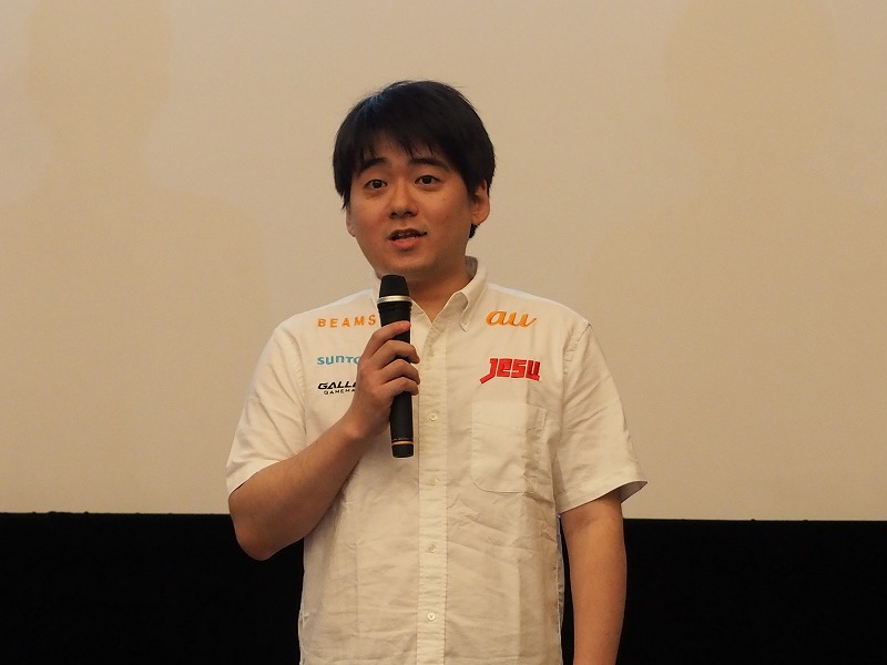 ハースストーン日本代表の赤坂哲郎選手は「多くの企業に注目されていると思う。ハースストーンは海外のゲームタイトルで、知っている人は多くないが、今回の大会で知ってもらえる機会を得たことはうれしい。東アジア予選はかなり厳しい戦いだったが、なんとか勝ち抜けたので、本戦でもできる限りがんばりたい」と意気込んだ