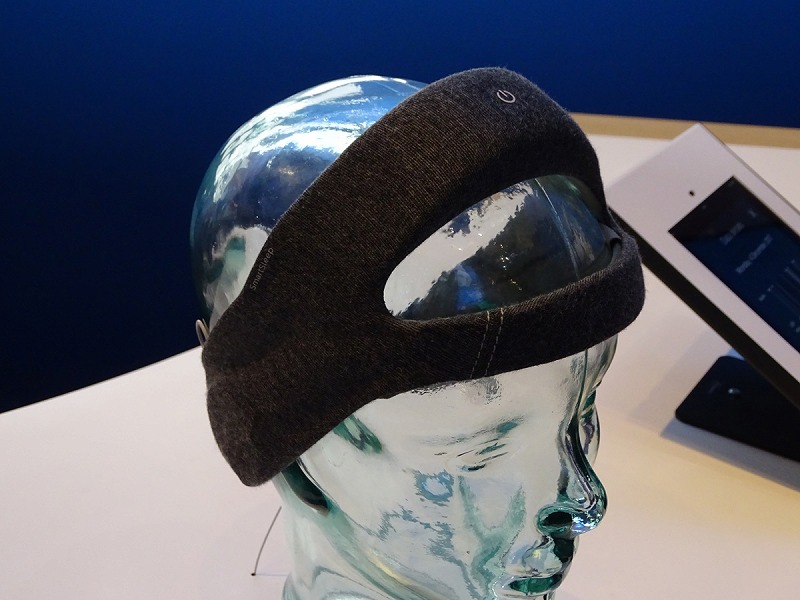 フィリップスの「SmartSleep」。こちらもがっつりかぶるタイプの睡眠サポートアイテム。機能がスマートかどうかをさておいても、もう少し装着性をなんとかしないとジャンルとして立ち上がるのは時間がかかりそうに思う