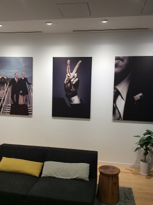 「ハウス・オブ・カード」の部屋には、同作の写真パネルなどが飾られていた