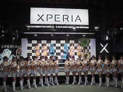 コンパニオンが勢ぞろいしたSmartphone Special Areaコーナーでは、Xperiaシリーズのスマートフォンと関連するゲームをアピール